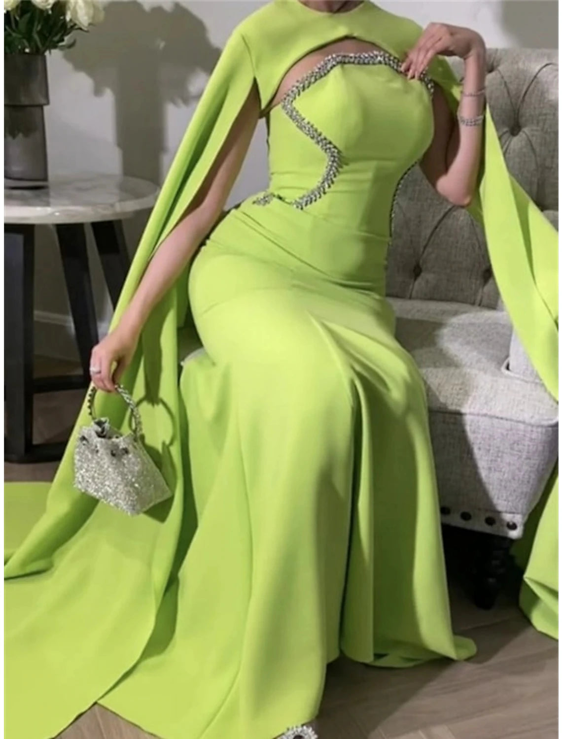 Abito da sera a trapezio, elegante, formale, con strascico a ruota, rosso e verde, senza maniche, in tessuto con scollo gioiello e pieghe, con paillettes